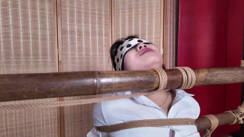 Aisan girl bondage: Xr22- dívka byla svázaná ke sloupu a disciplinována.