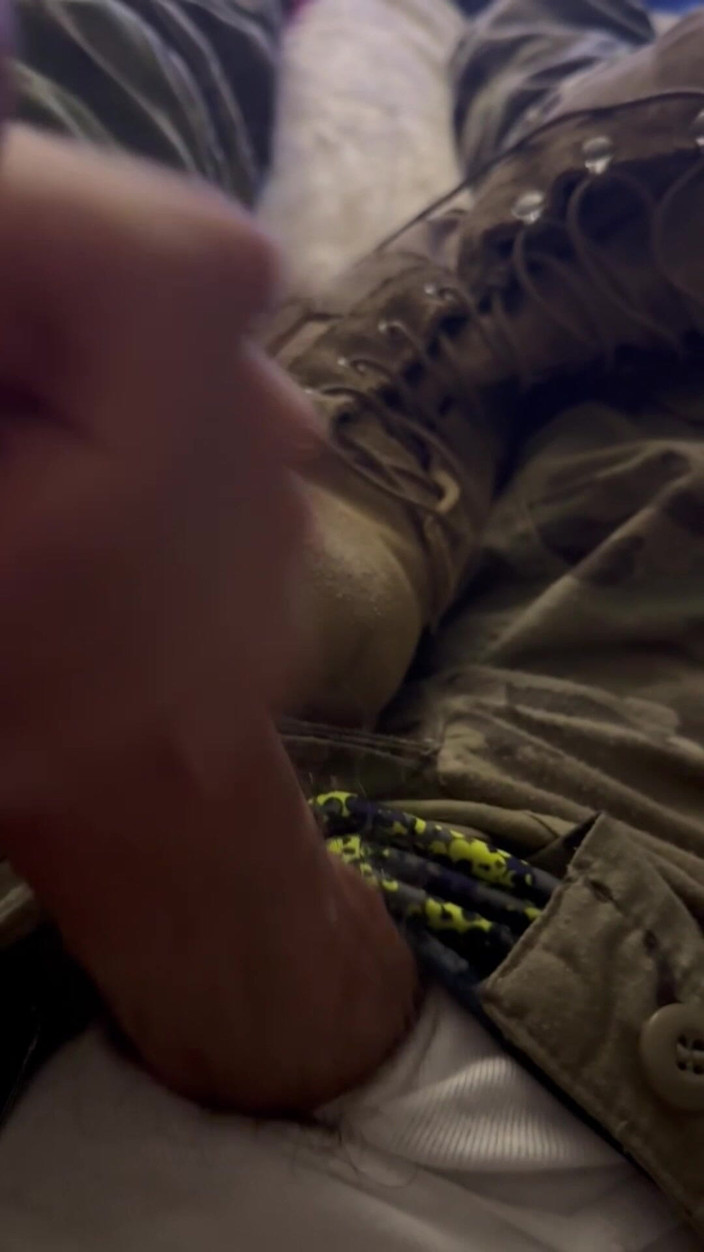Gay Soldier Stuff: Us-Armeesoldat wichst in seiner uniform und kommt auf seine Unteries