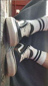 Komp. Aku lagi asik muasin memekku pakai sepatu vans!