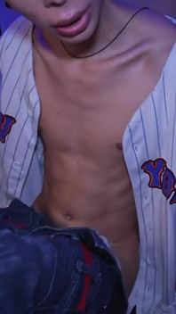 Sexy hubená Twink Magic C honí jeho velkého ptáka a střílí jeho tlusté sperma