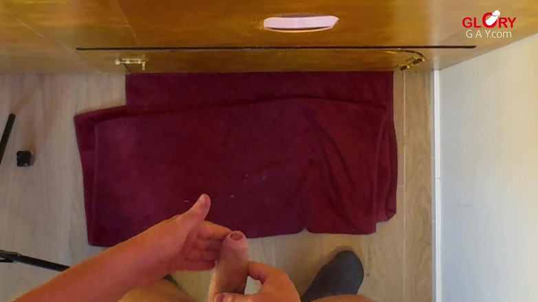 GLORYHOLEGAYS: XL-Hetero meledak di mulutku - dan aku menyemprotkan tepat setelah itu