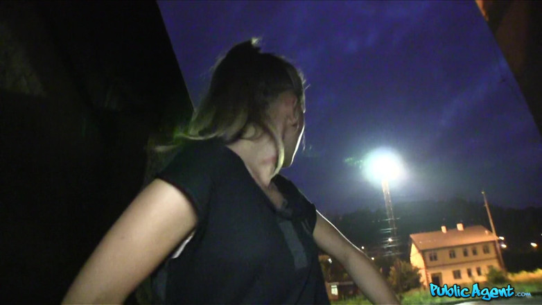 Public Agent: Agent publiczny - agent publiczny wykorzystuje stację kolejową osieroconego nowicjusza Czekaj...