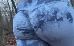 야외에서 레깅스를 입고 걷는 버블 엉덩이 펨보이