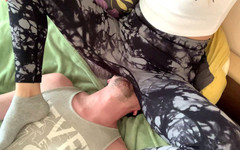 Petite Princesses Femdom: Životní styl femdom část 4 - sezení na obličeji, čichání ponožkami, plivání a kontrola...