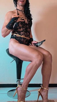 Crossdresser škádlení v síťovaných silonkách a vysokých podpatcích