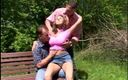 3 Bangers: Deux mecs baisent une brune sur un banc de parc