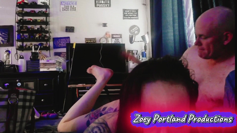 Zoey Portland: Mentre il marito è via la moglie avrà un cazzo duro