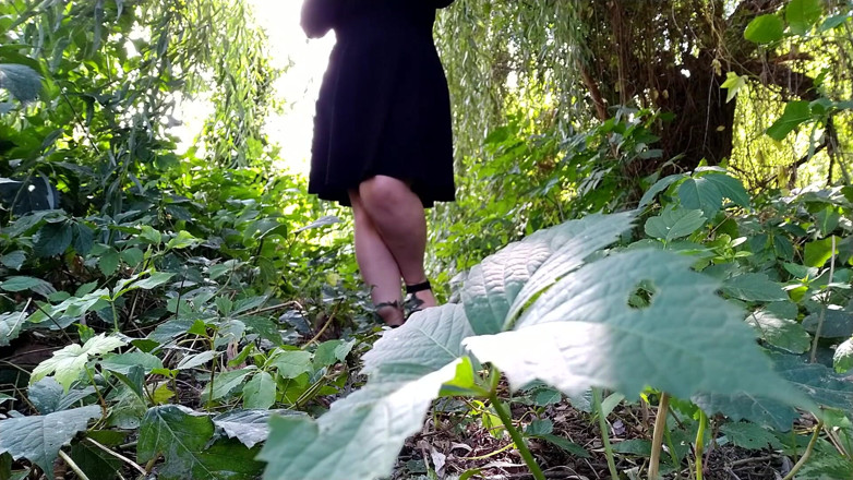 Elena: Me quito las bragas y meo poderosamente al aire libre