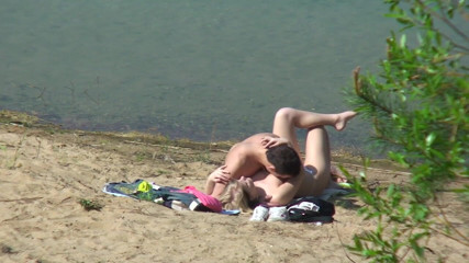 Out Sexxx: Pequeña zorra necesita una gran polla al aire libre!