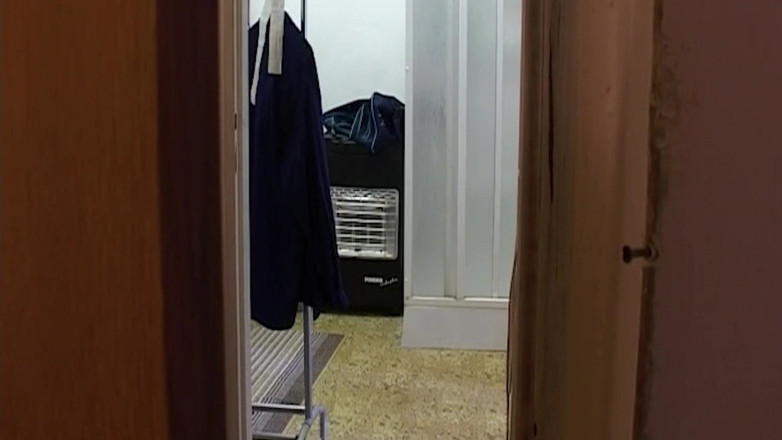 THAGSON 18+: Une bombasse se déshabille et se penche à la porte