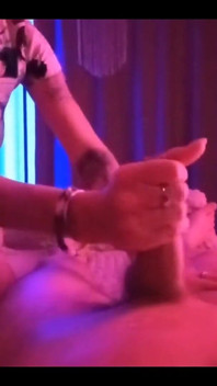 Footjob sudut pandangan pertama dengan batang menunggang dan dia membuatkan saya pancut lagi dengan handjob panjang