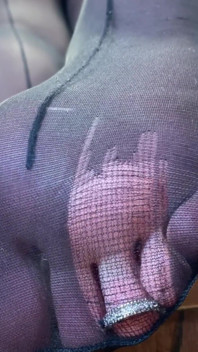 Dewi dengan kaki panjang dan pantat besar dalam pantyhose hitam di atas meja bermain dengan deringan jari kaki di atas muka anda