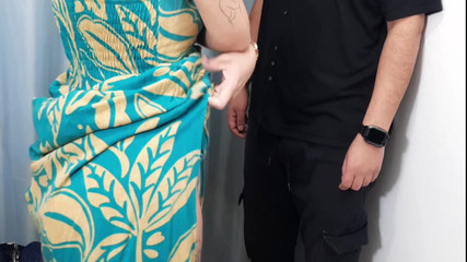 Gabi SweetCouplesStories: Cô ấy gọi một người lạ đến phòng thử đồ của cửa hàng.