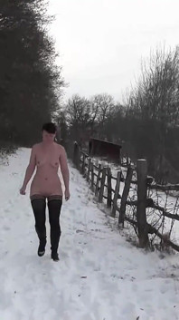 Nackt in der Öffentlichkeit im schnee