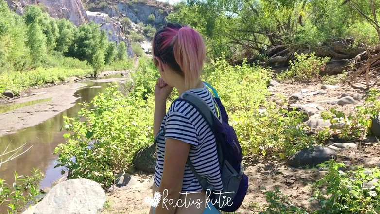 kactus kutie: Nervózní čůrání roztomilé turistky od Creek