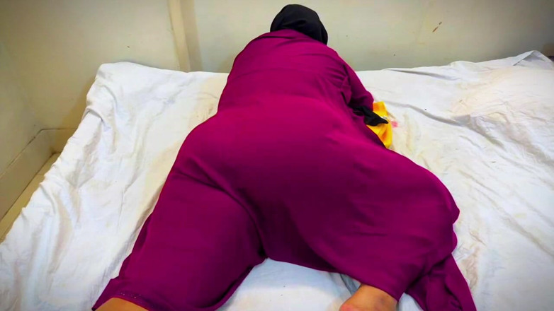 Your Boy's Cum: Servitoare sexy libaneză odihni patul meu &amp;I a se vedea fundul...