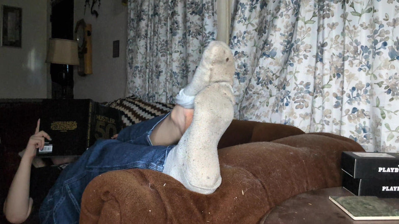 Miss Dimples: Relaxuji na gauči v obývacím pokoji s nohama podepřenýma