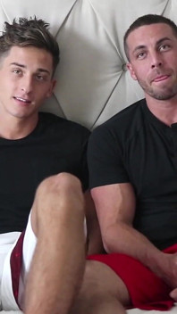 Derek Jones batte il culo di bros del college