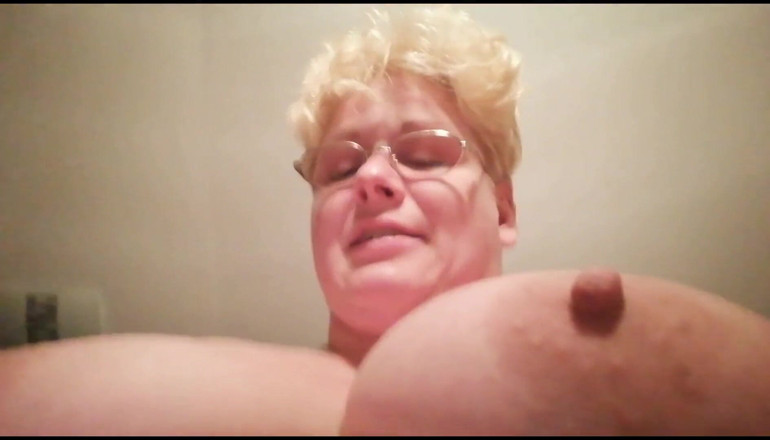 Putarankahotmilf: knullar min röv med en dildo och pissar