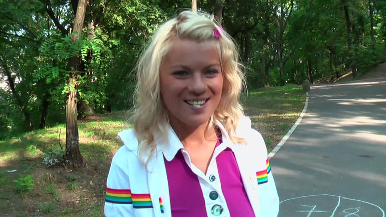 German Porn: Frumoasa blondă ia muie în aer liber