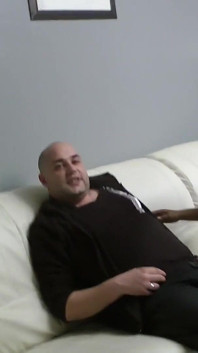 Paroháč manžel vezme svou černou děvku, aby měla její první gangbang