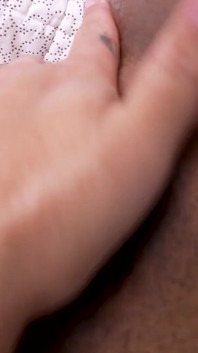 Mollig meisje met staartjes schudt haar grote kont en spuit terwijl ze over haar clit wrijft