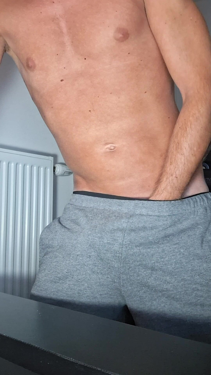 Xfroska: मैं अपने शॉर्ट्स और बॉक्सर में जोरदार चुदाई करता हूं