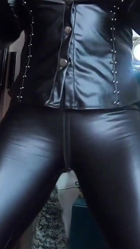 Tachinare de pat sexy din piele, pantaloni strâmți și fără chiloți 311