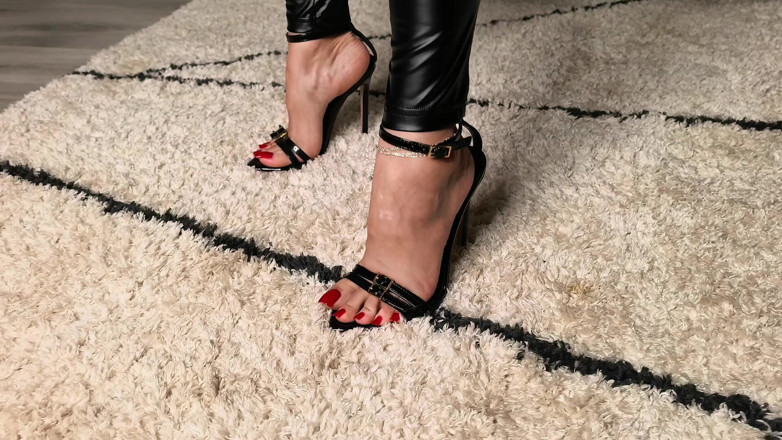 Goddess Lena: Punggung, Tumit Tinggi dan Kaki