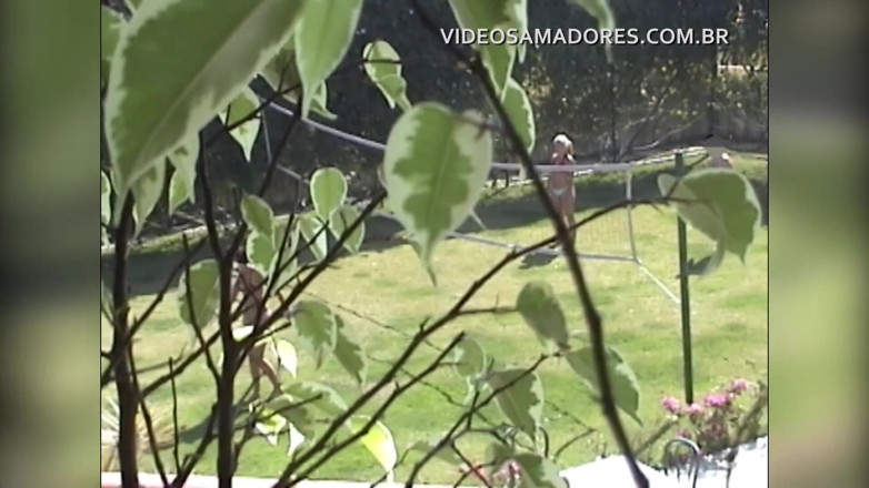 Amateurs videos: Il vicino sorprende le ragazze in topless che giocano a...