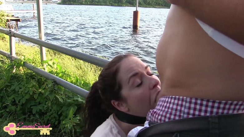 Emma Secret: Mega! Blowjob di tengah taman!