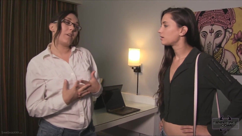 Sinn Sage: Moendo com minha assistente em jeans