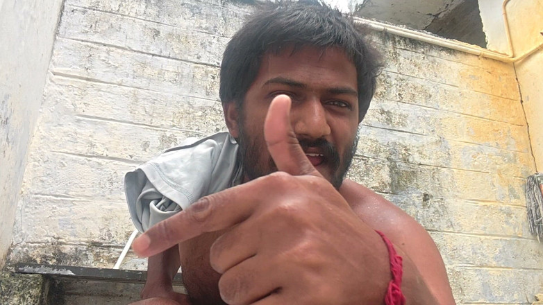 KUMBHA MANOJ KUMAR: Xhard - genç büyük üvey baba açık havada banyo