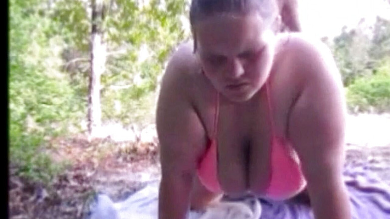 Fat House Wife: Sexy máma v sexy bikinách dostane tlustý zadek ošukaný venku