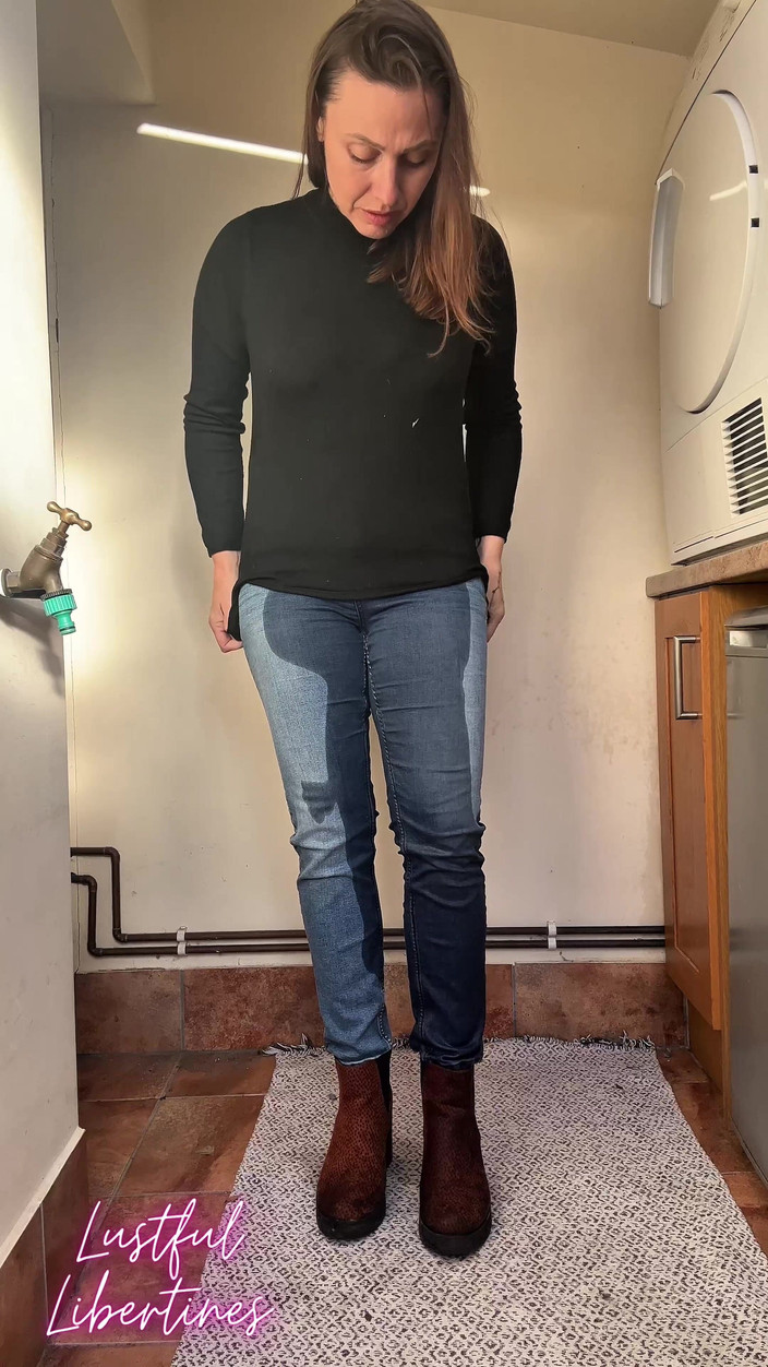 Lustful Libertines: Cewek sange ini dientot habis-habisan di kamar mandi sampai celana...