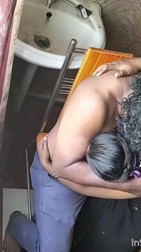 Pasangan tamil lagi asik nyepong kontol romantis