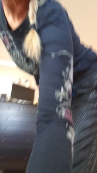Jess Ryan, milf camgirl, en cuir, a l’air sexy