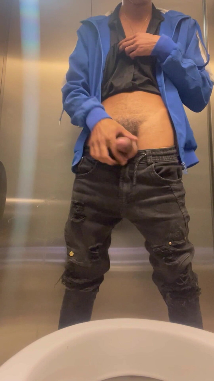 vergar4_daviid: Gode della masturbazione in un bagno pubblico