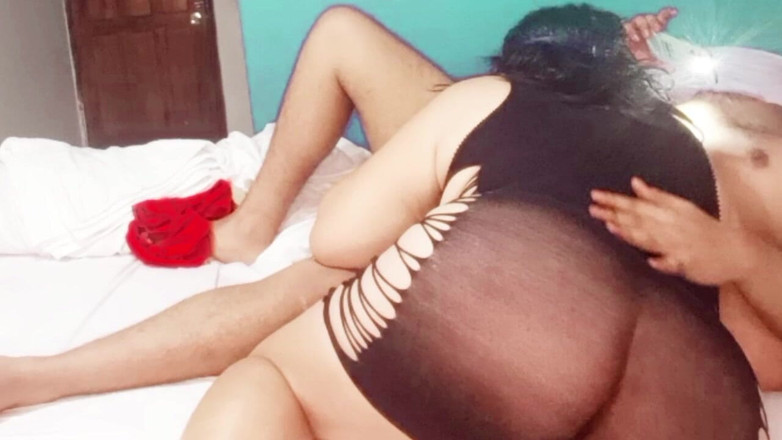 Milfta boohot: 成熟した大きな尻のミルフのリッチなチンポフェラ