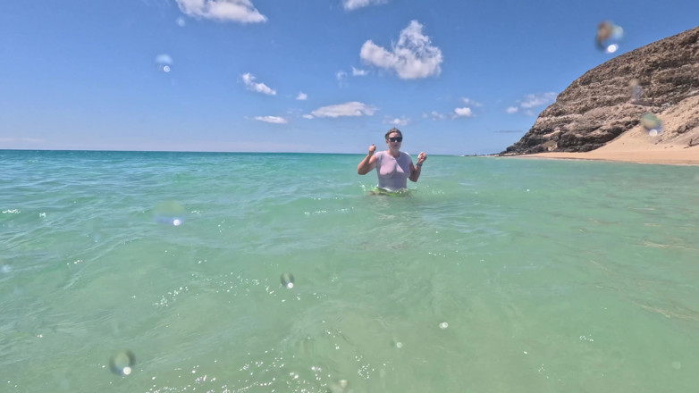 Emma Voyeur: Wet White T-shirt Swimming Underwater