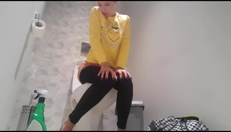 Erotic Tanya: Toilet farting scenes