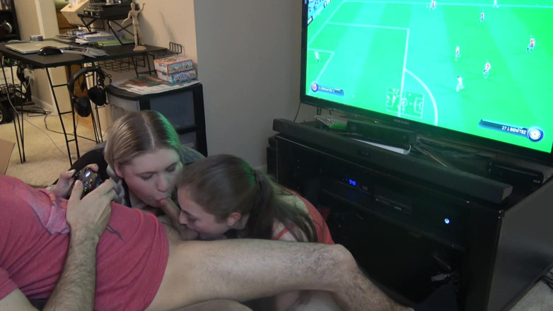 LustfulGeeks: FIFAをプレイしながらダブルフェラチオ
