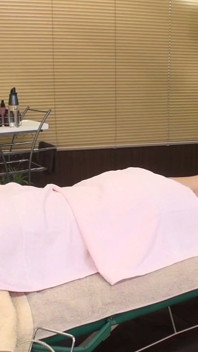 Aimi Osawa, coppa G su un letto privato macchiato d'olio, eiacula sul petto