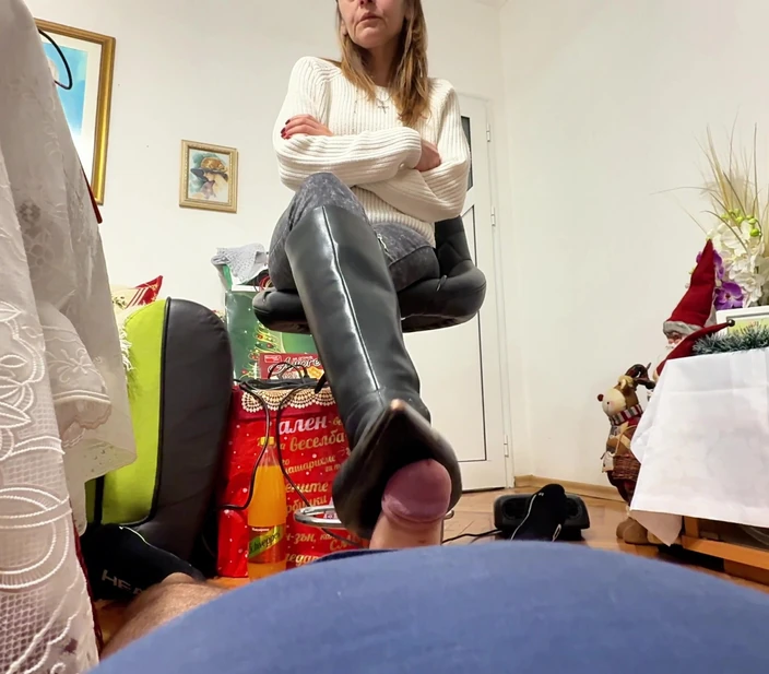 Mistressyammyboots: Лижи мои подошвы и сапоги, пока я не прикажу тебе остановиться.
