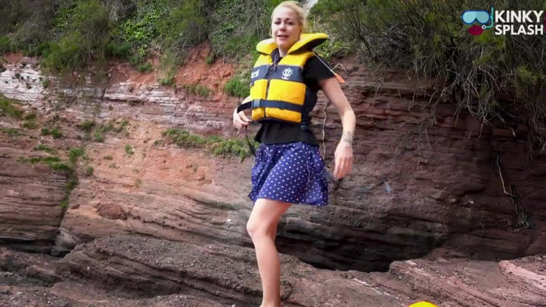 UKCuteGirl Lucy Lauren: Memilih life jacket paling seksi yang bisa bikin beceknya becek...