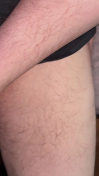Brincando com os Rabos e Foreskin enquanto assiste TV