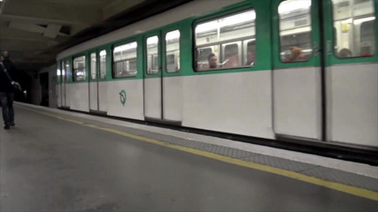 Sneaker gay: Sneaker exhib in the subway !! Risky