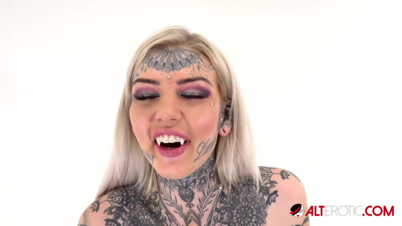 Alt Erotic: Amber Luke yang bertatu menunggang gegaran buat kali pertama