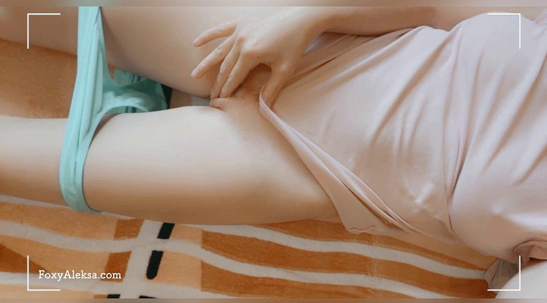 FoxyAleksa: 小柄な甘い猫はパンティーで自慰行為をします。タイトなTシャツにタイトな乳首。裸の赤い毛むくじゃらの猫。ベドルーのオーガズム