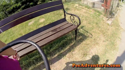 Pee Adventures: Pissen auf eine bank neben dem verkehr auf der straße